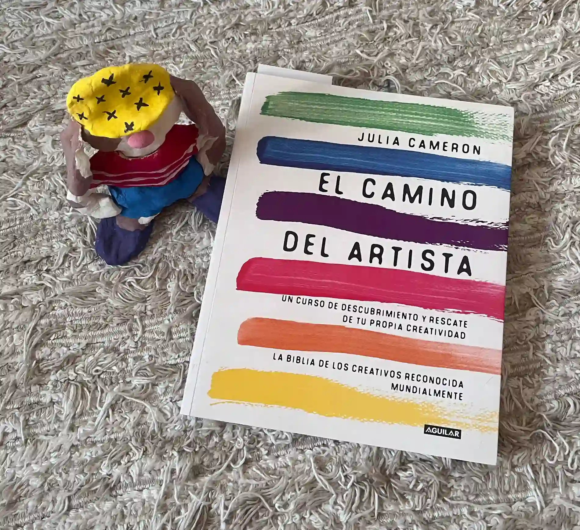 Mi edición actual de El camino del artista, de Julia Cameron, custodiada por Coraje, mi perrito de arcilla