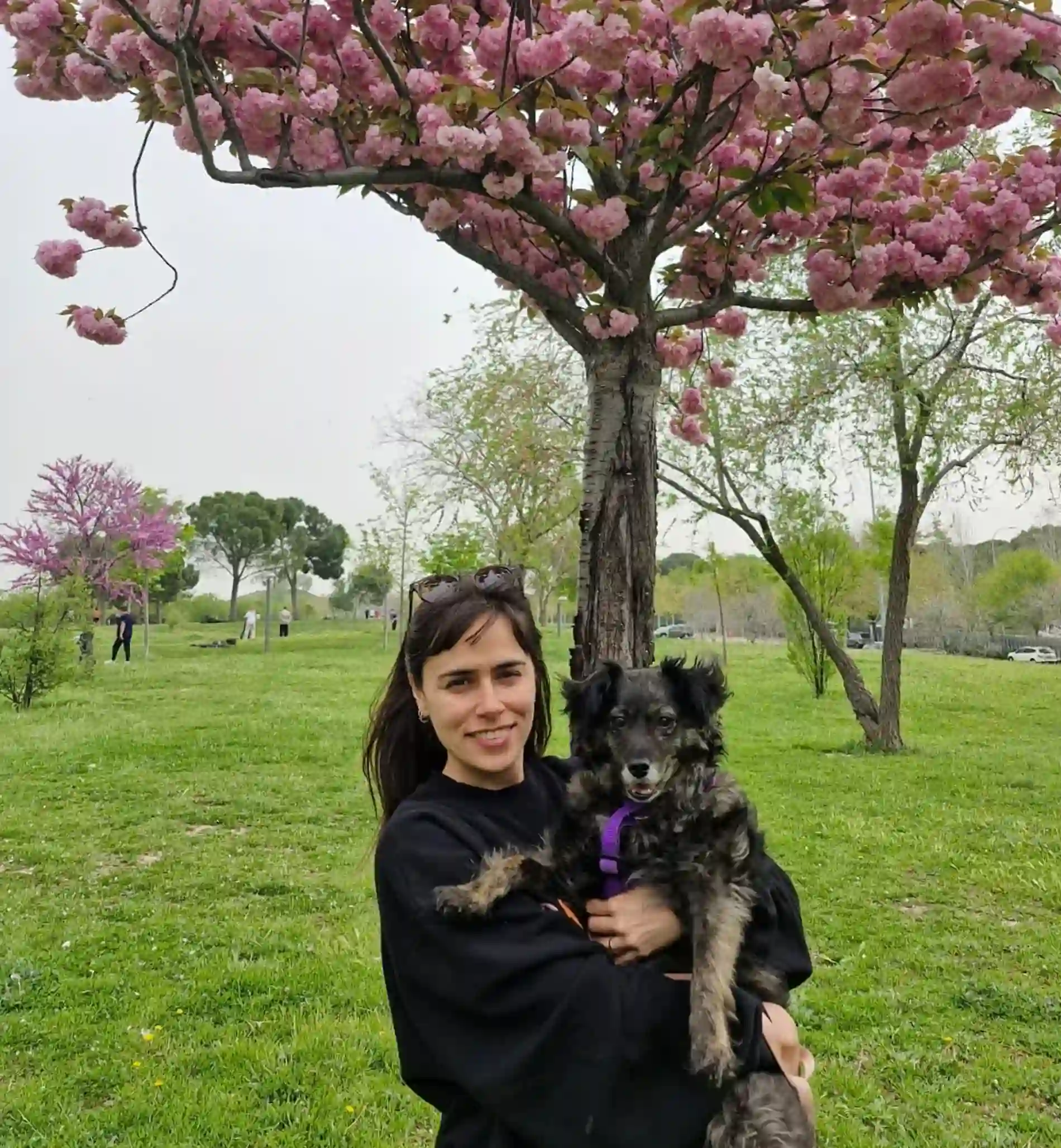 Viki González Lage en un parque con su perra Telma